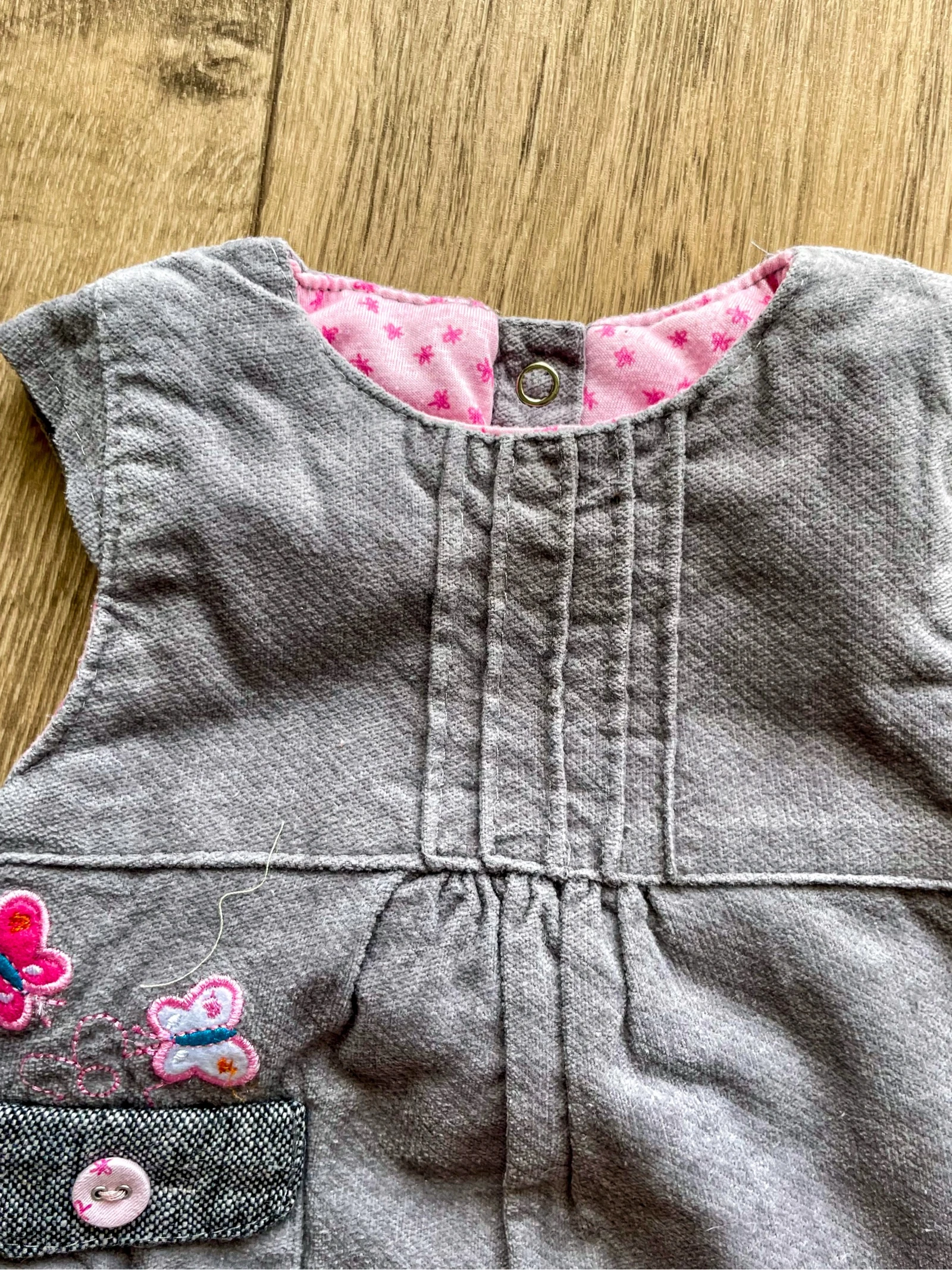 Grey sleeveless dress with embroidered flowers and butterflies size 3 months – photo 4